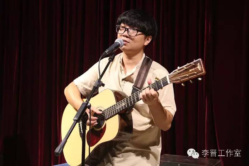 幸福里的人在悲伤着…
