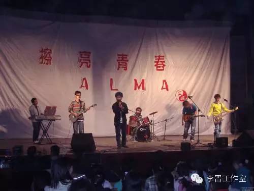 飞不高的鸟落在跑不快的牛背上