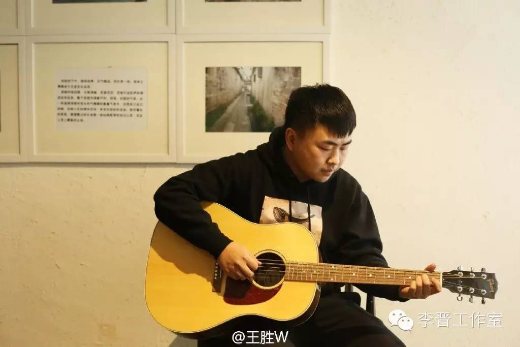 听那首《二十年前的自己》…